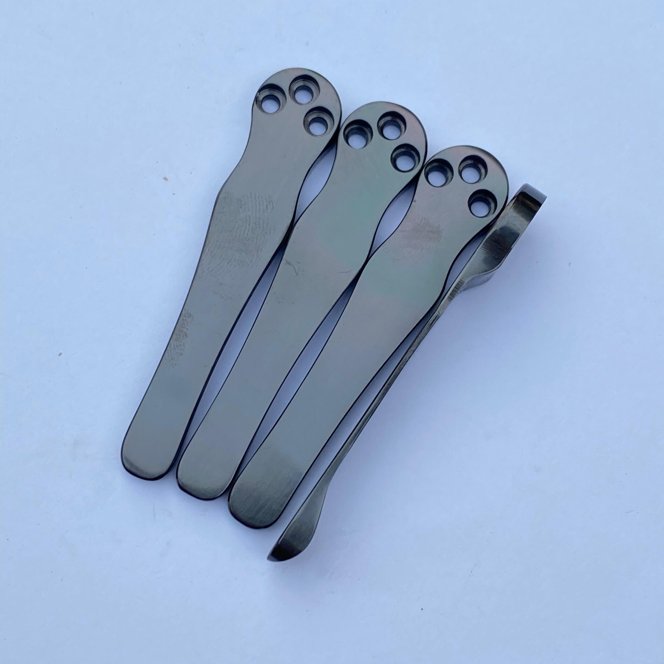 Spyderco PM2 Para 3 pocket clip pure zirconium 3D pattern heat anodised - Image 4